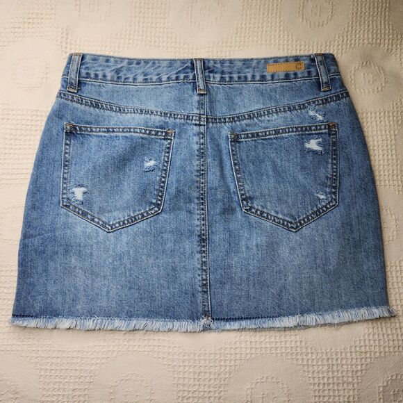True Craft Women’s Distressed Denim Mini Skirt Size 5 Two Wash Retro Casual Chic - Picture 5 of 8